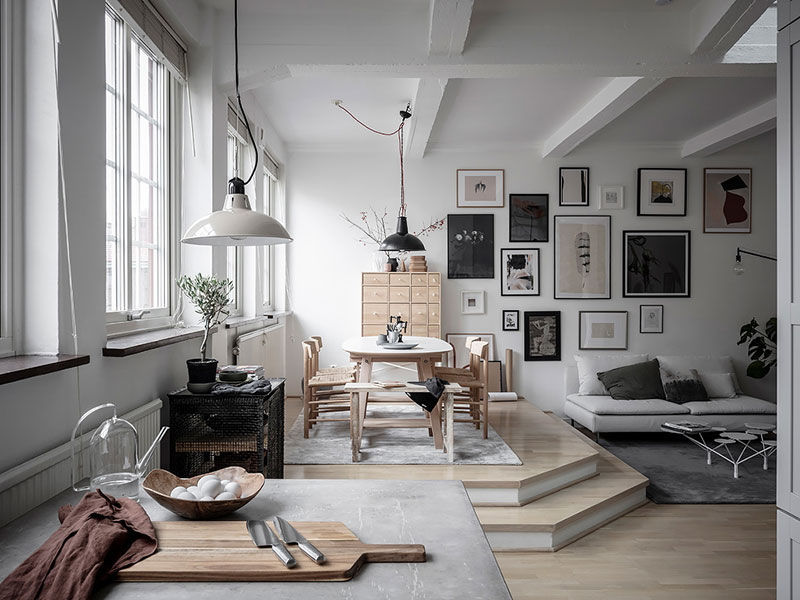 Гостиная с подиумом и кабинет на антресоли: интерьер светлой квартиры в  Швеции 〛 ◾ Фото ◾ Идеи ◾ Дизайн