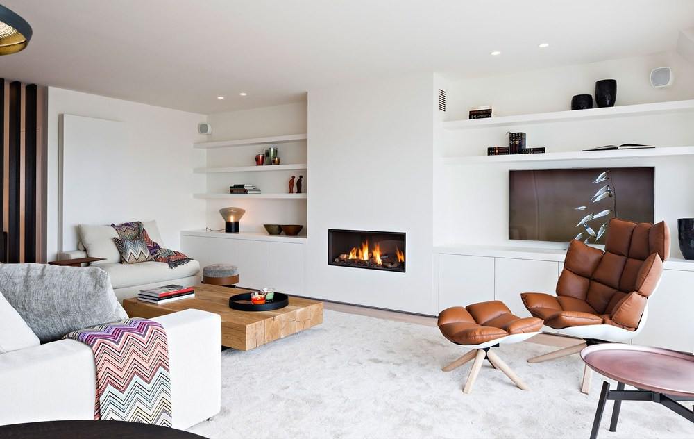 Дизайн гостиной с камином — современный интерьер в квартире и загородном  доме: ТрендоДом