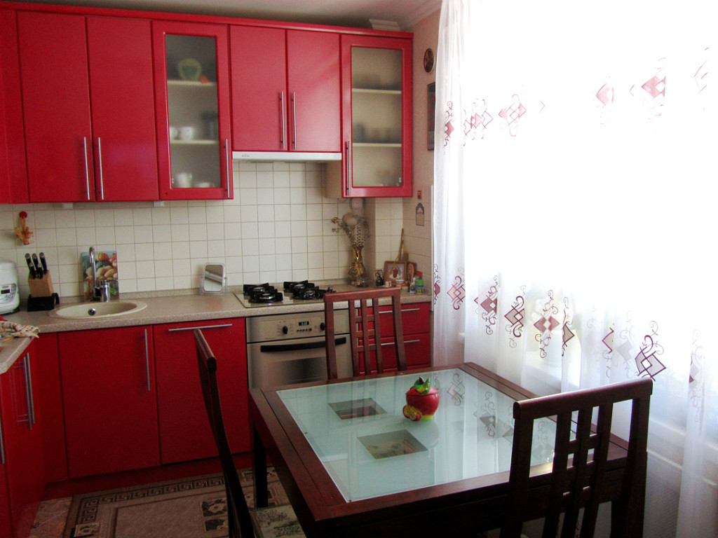 Мебель для маленькой кухни: расстановка и цветовая гамма, реальные фото  примеры