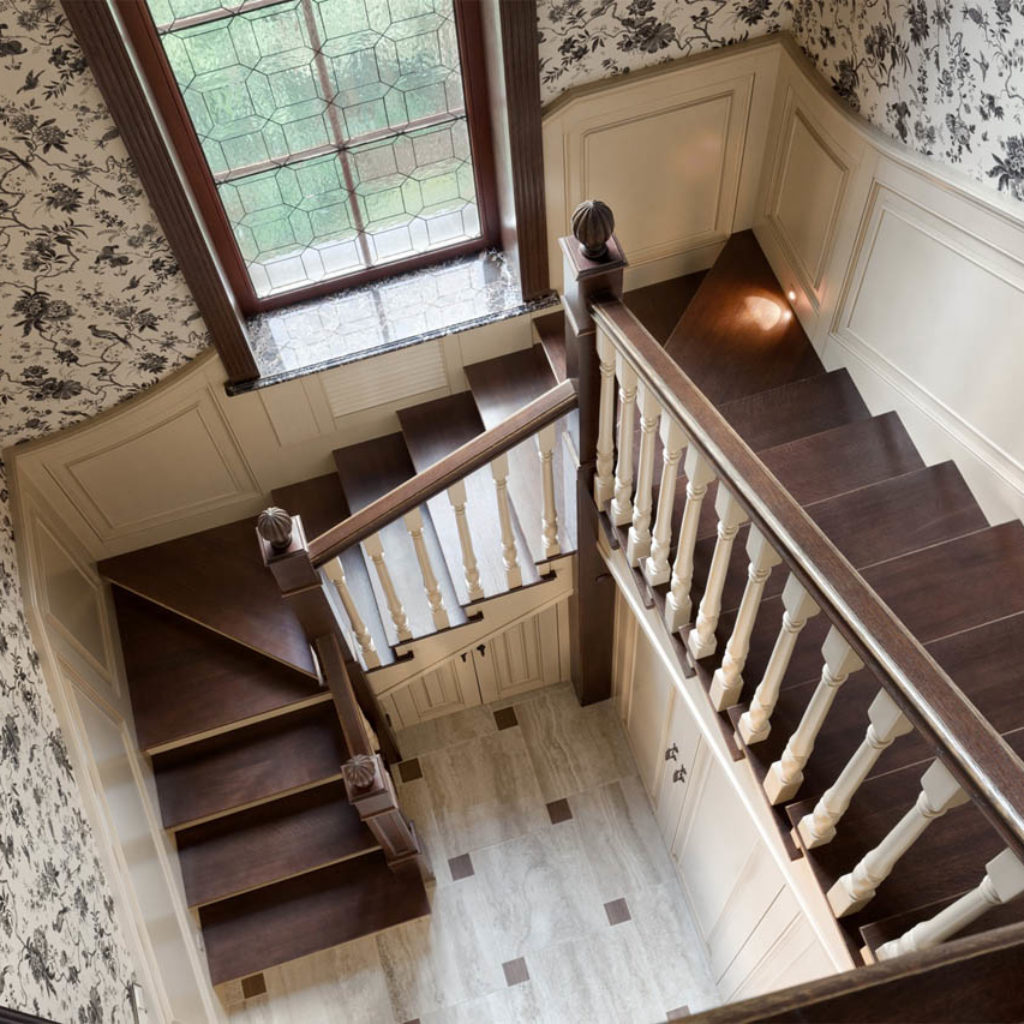Варианты узких лестниц из дерева для дома или квартиры