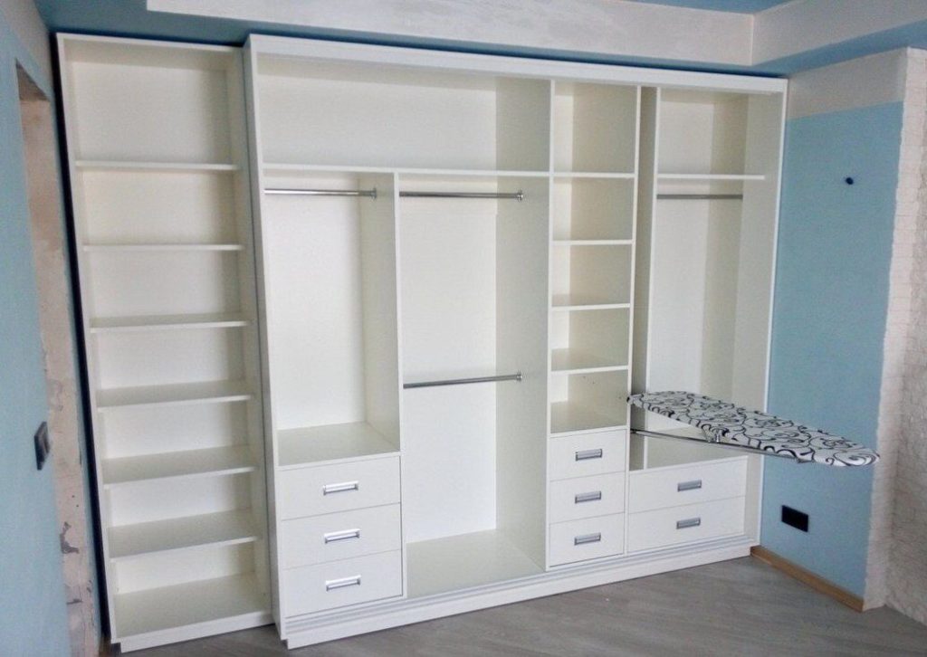 Встроенный шкаф гардеробная Тампа по цене 37990 рублей, выгодно приобрести  в интернет-магазине roshalmebel.ru