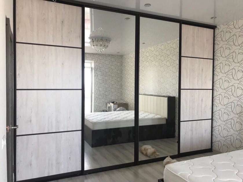 Встроенный шкаф-купе в спальню с зеркалом купить на заказ в  Санкт-Петербурге - Изготовление по индивидуальным размерам